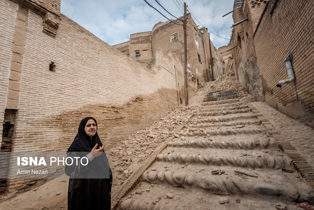 تصاویر: ریزش یک خانه تاریخی و مسدود شدن مسیر