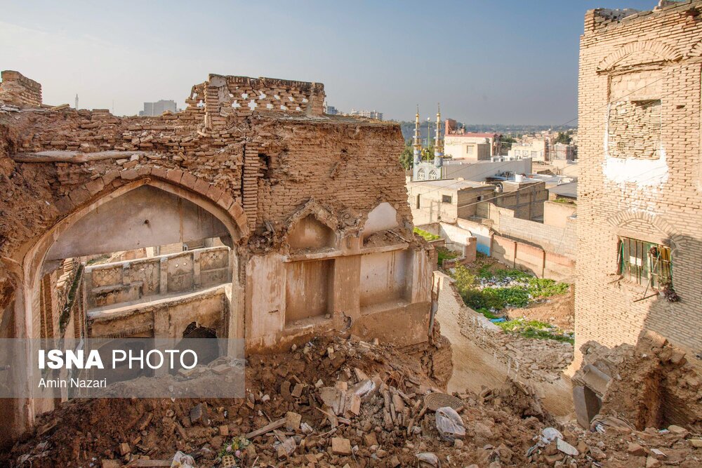 تصاویر: ریزش یک خانه تاریخی و مسدود شدن مسیر