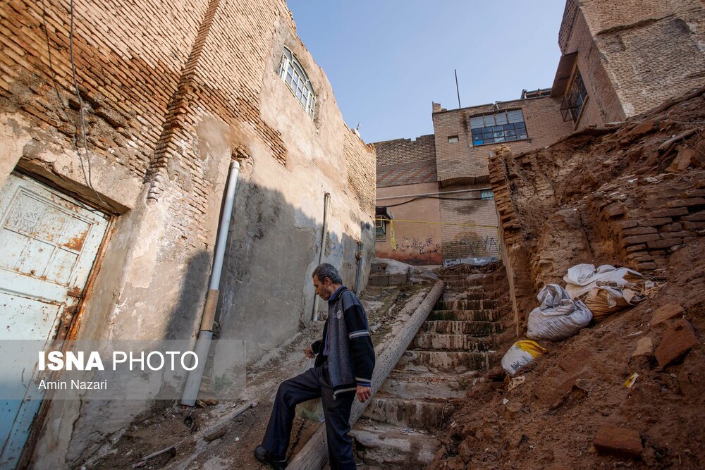 تصاویر: ریزش یک خانه تاریخی و مسدود شدن مسیر