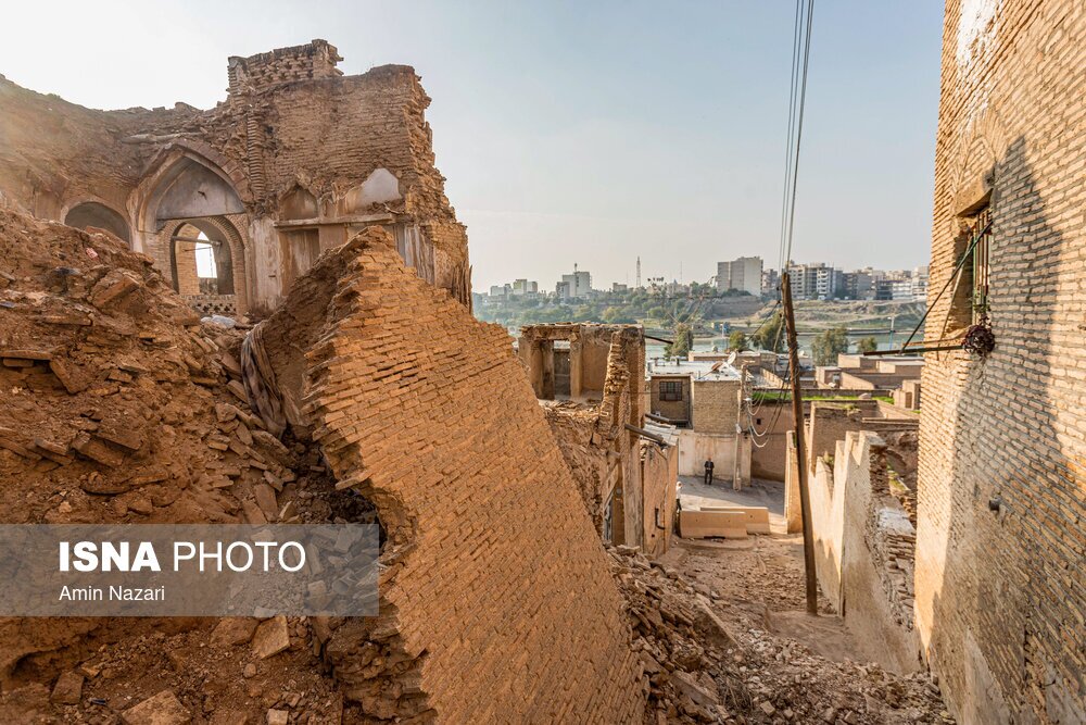 تصاویر: ریزش یک خانه تاریخی و مسدود شدن مسیر