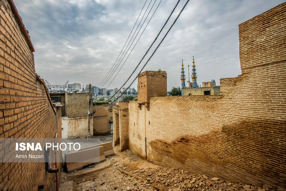 تصاویر: ریزش یک خانه تاریخی و مسدود شدن مسیر