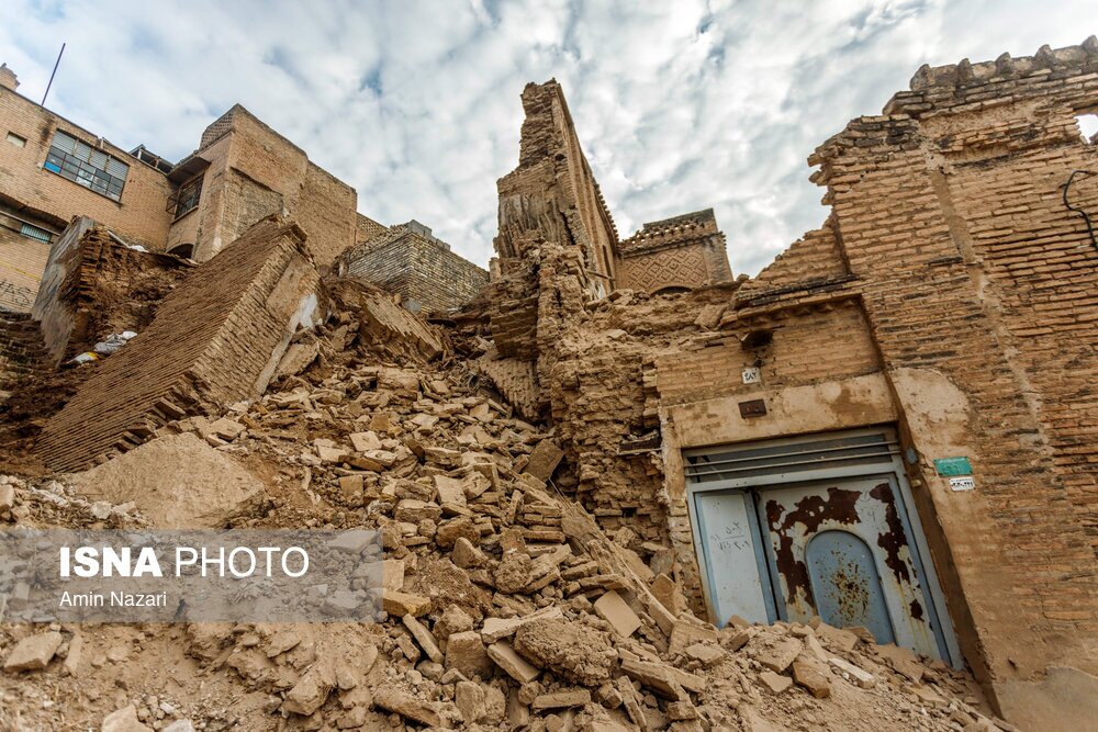 تصاویر: ریزش یک خانه تاریخی و مسدود شدن مسیر