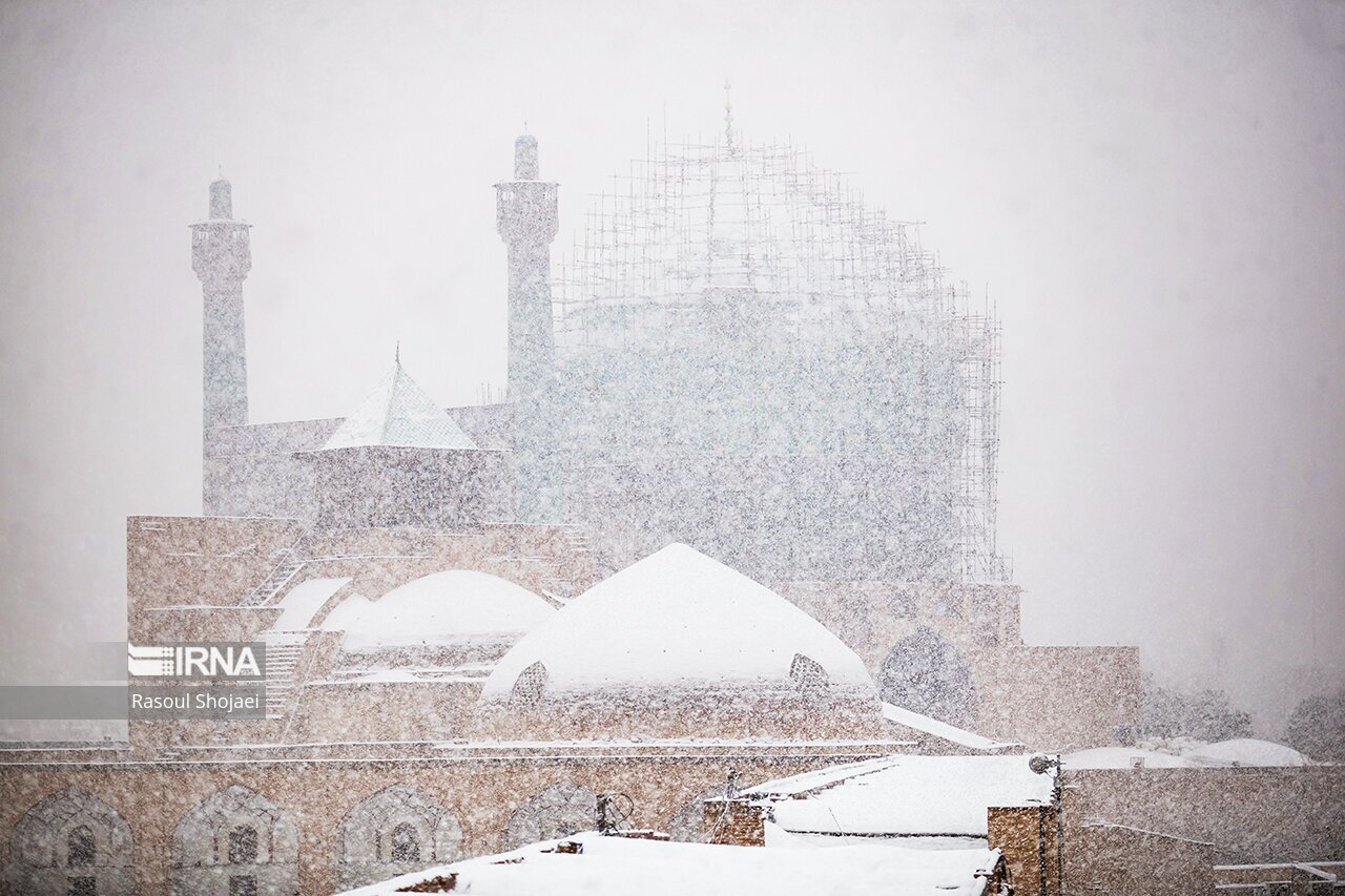 تصاویر: بارش برف در نصف جهان