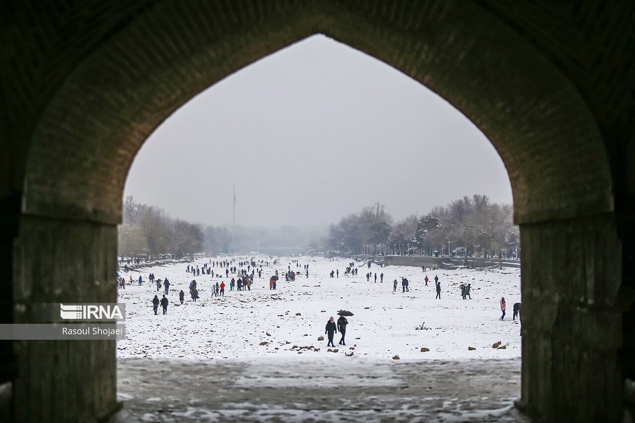 تصاویر: بارش برف در نصف جهان