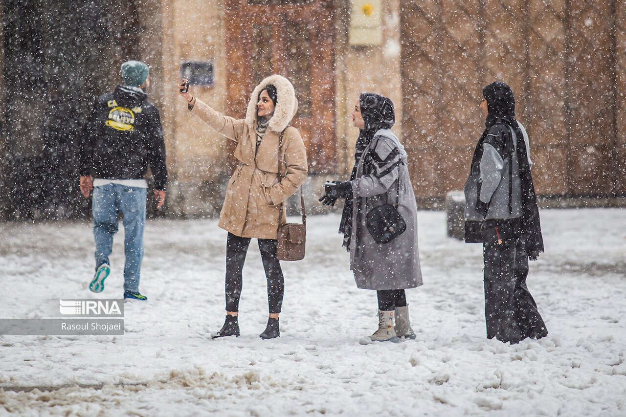 تصاویر: بارش برف در نصف جهان