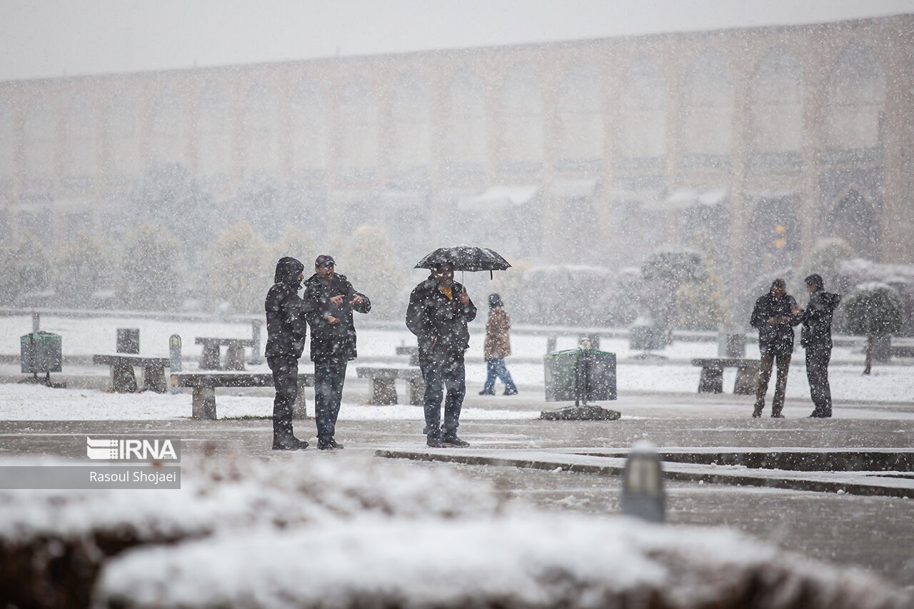 تصاویر: بارش برف در نصف جهان