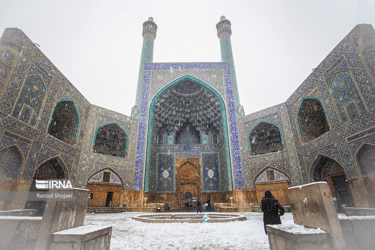 تصاویر: بارش برف در نصف جهان