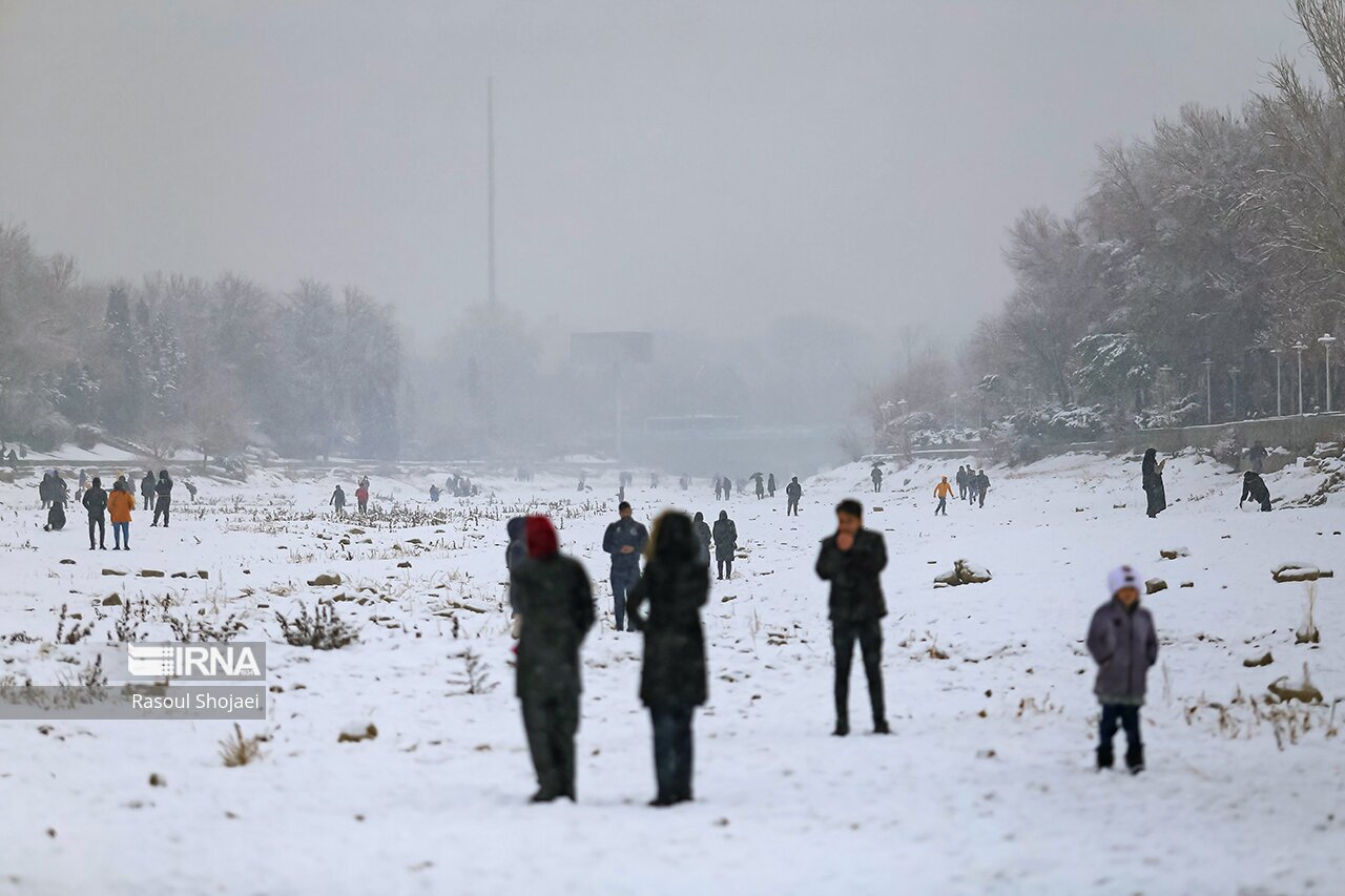 تصاویر: بارش برف در نصف جهان