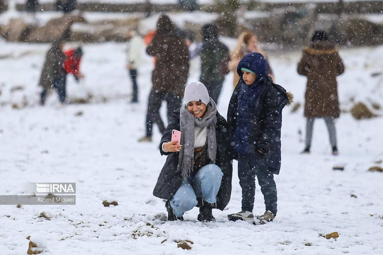 تصاویر: بارش برف در نصف جهان
