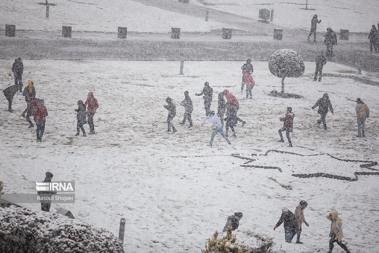 تصاویر: بارش برف در نصف جهان