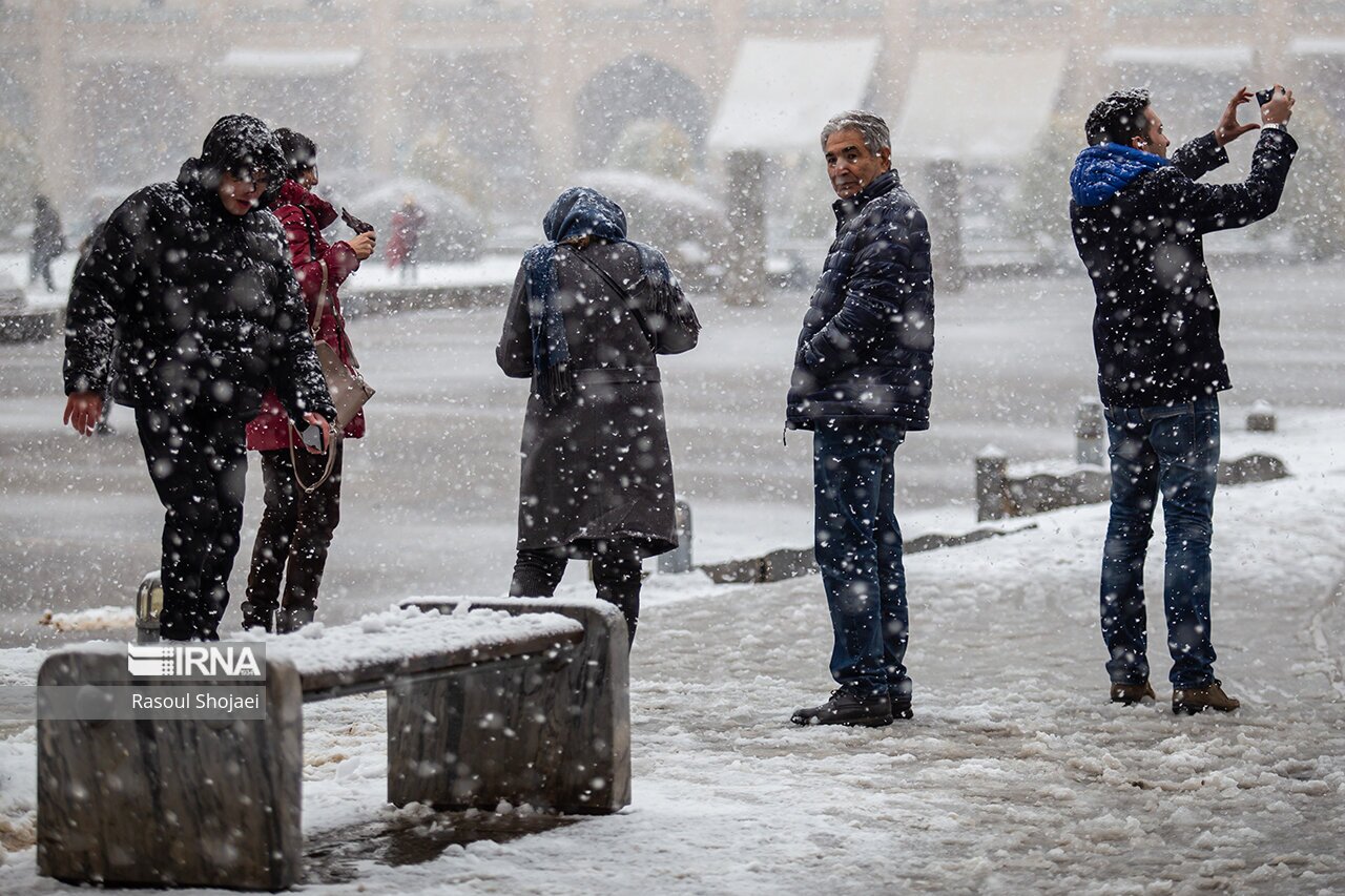 تصاویر: بارش برف در نصف جهان