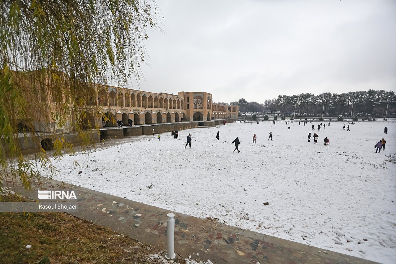 تصاویر: بارش برف در نصف جهان