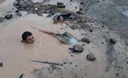ویدیو / تلاش کارمند اداره آب فهرجِ در سرمای شدید هوا برای رفع ترکیدگی لوله آب