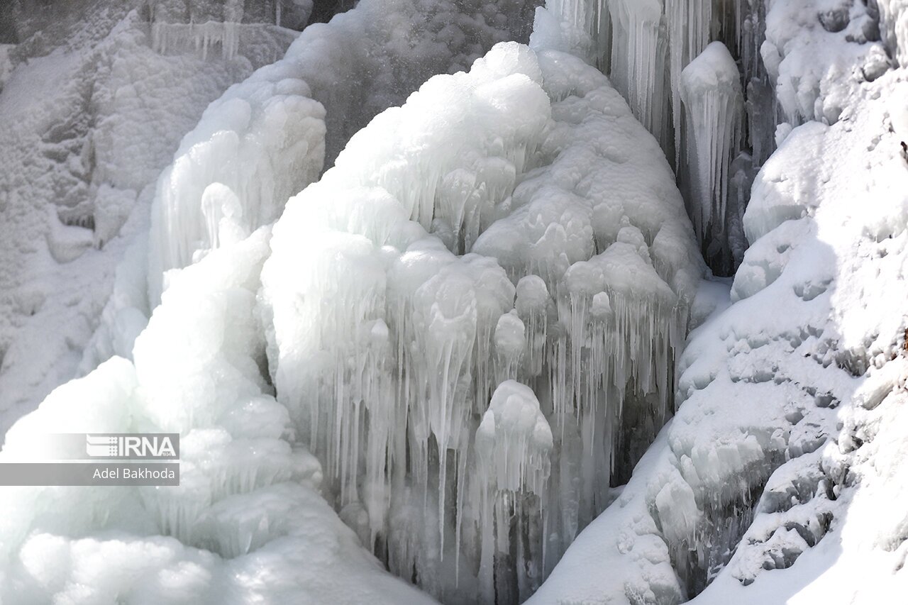 تصاویر: یخ زدن آبشار گنجنامه همدان