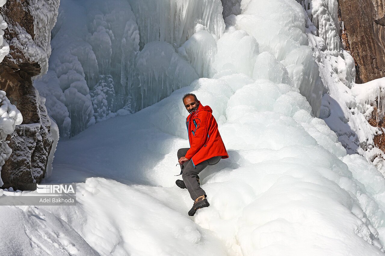 تصاویر: یخ زدن آبشار گنجنامه همدان