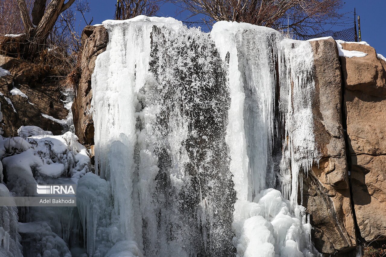 تصاویر: یخ زدن آبشار گنجنامه همدان