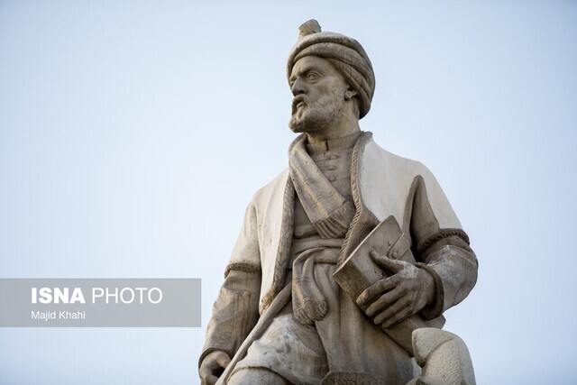 پس از مجسمه فردوسی؛ مجسمههای میدان «حر» هم دو رنگ شدند پس از مجسمه فردوسی؛ مجسمههای میدان «حر» هم دو رنگ شدند