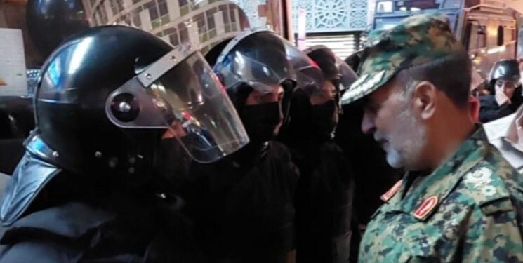 فرمانده زنان یگان ویژه: در ناآرامیهای اخیر، تنشی با مردم عادی نداشتیم، اما عدهای بودند که مردم را تحریک کرده و میخواستند جو را به هم بریزند / ماموران زن یگان ویژه تکنیکهای برخورد با اغتشاشگران، کنترل تجمعات و ناآرامیها را آموزش دیده اند / در مواجهه با عدهای معترض که هنجارشکنانه از خود بروز میدهند، از لباسهای مشکی ضد ضربه مخصوص رزم استفاده میکنیم فرمانده زنان یگان ویژه: در ناآرامیهای اخیر، تنشی با مردم عادی نداشتیم، اما عدهای بودند که مردم را تحریک کرده و میخواستند جو را به هم بریزند / ماموران زن یگان ویژه تکنیکهای برخورد با اغتشاشگران، کنترل تجمعات و ناآرامیها را آموزش دیده اند / در مواجهه با عدهای معترض که هنجارشکنانه از خود بروز میدهند، از لباسهای مشکی ضد ضربه مخصوص رزم استفاده میکنیم