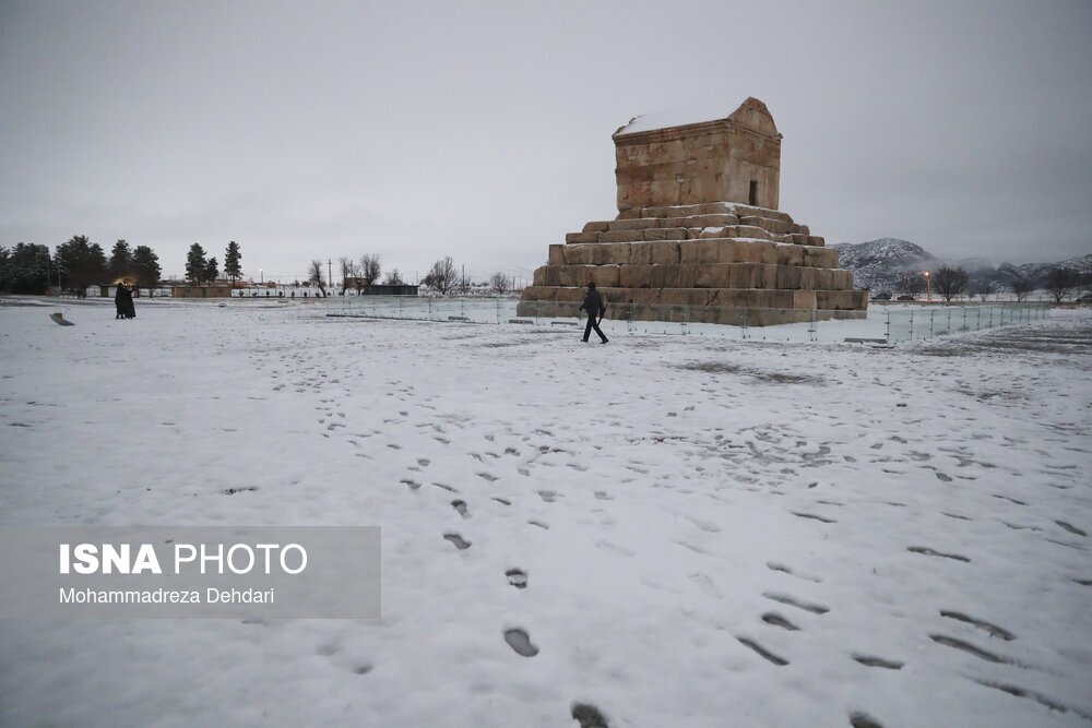 تصاویر: بارش برف در مجموعه پاسارگاد