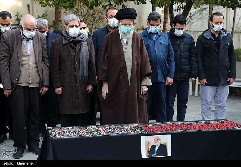 تصاویر: اقامه نماز مقام معظم رهبری بر پیکر مرحوم عباس شیبانی
