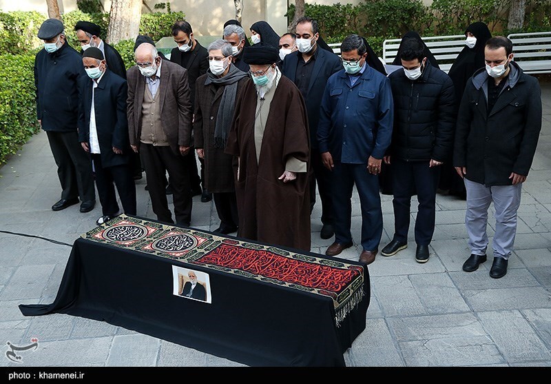 تصاویر: اقامه نماز مقام معظم رهبری بر پیکر مرحوم عباس شیبانی