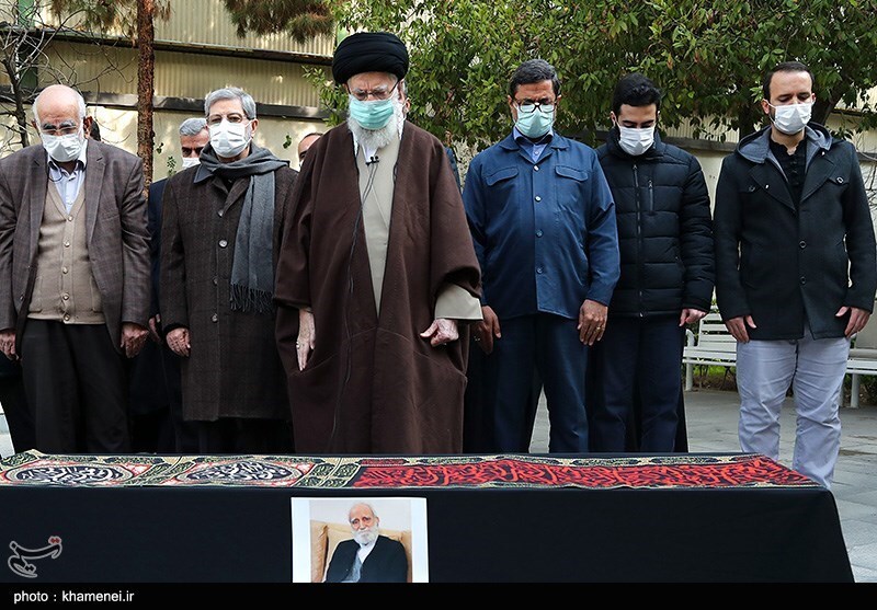 تصاویر: اقامه نماز مقام معظم رهبری بر پیکر مرحوم عباس شیبانی