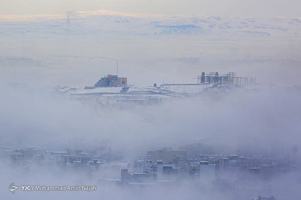 تصاویر: هوای مه آلود یک روز زمستانی در همدان