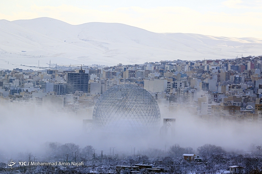 تصاویر: هوای مه آلود یک روز زمستانی در همدان