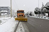 تأخیر در برف‌روبی خیابان‌های شمال تهران / بارش برف از نیمه‌های شب آغاز شد، اما ماشین‌های برف‌روب و شن‌پاش از ساعت ۸ صبح شروع به کار کردند / مردم با کیسه‌های شن راه خودرو‌ها را باز می‌کردند