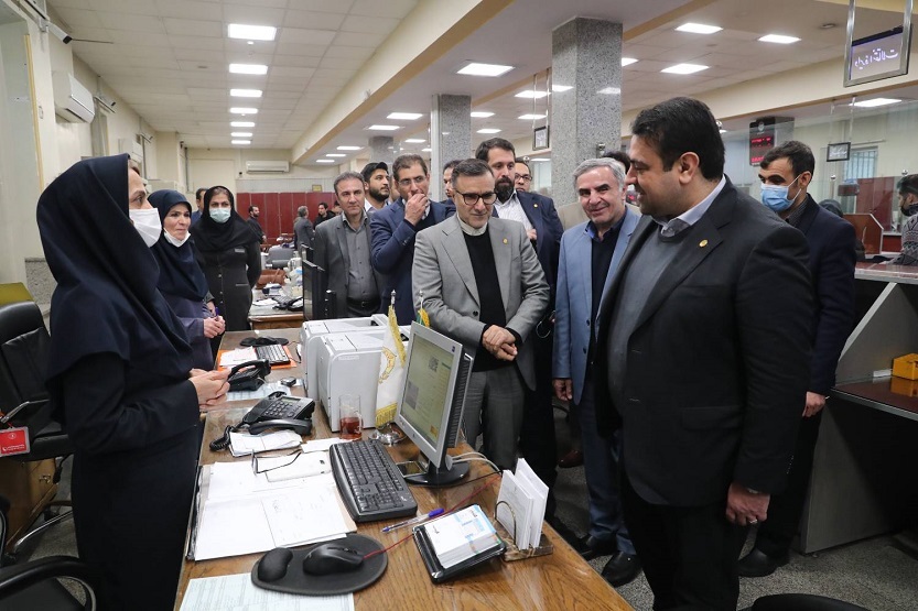 سرپرست بانک ملی ایران در بازدید از صرافی ملی و شعبه مستقل فردوسی؛ روند مبادلات ارز را در واحدهای بانک با قیمت های مصوب بانک مرکزی مورد بررسی و ارزیابی قرار داد