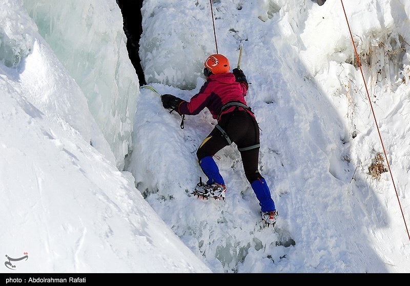 تصاویر:  یخ نوردی در آبشار گنجنامه همدان
