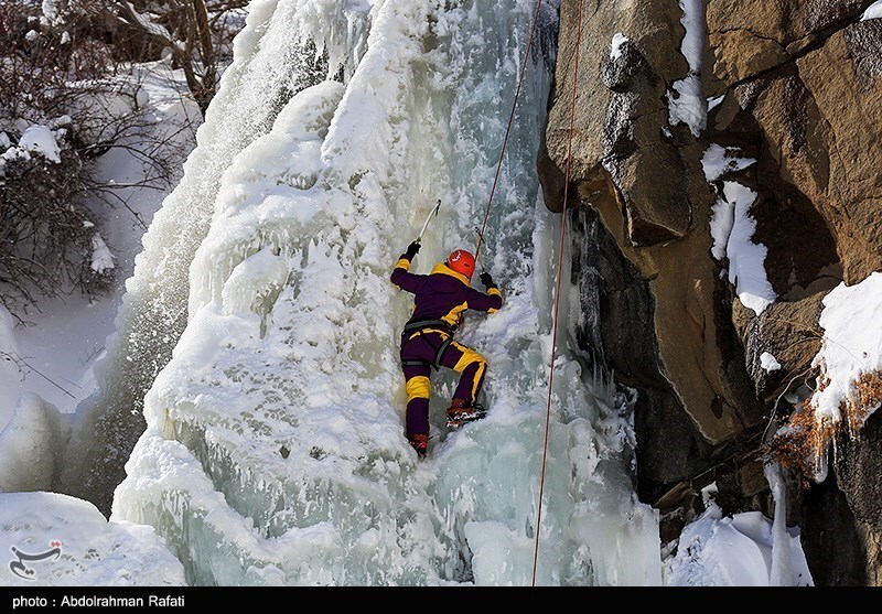 تصاویر:  یخ نوردی در آبشار گنجنامه همدان