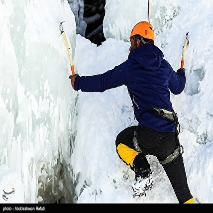 تصاویر: یخ نوردی در آبشار گنجنامه همدان
