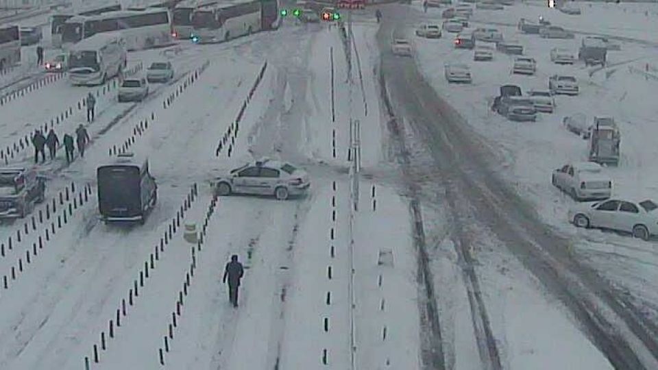 ویدیو / وضعیت اسفناک بزرگراه‌های تهران با بارش برف / شهرداری حتی یک کیسه نمک و شن هم نپاشید / سُر خوردن خودروها در بزرگراه هاشمی رفسنجانی / مردم در حال هُل دادن خودروها