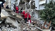 ویدیو / لحظه ریزش آوار خانه‌های ویران شده بر روی تیم‌های امداد و نجات ترکیه