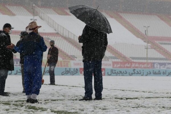 بازی پرسپولیس - هوادار بدون تماشاگر می‌شود؟ / صندلی تماشاگران یخ زده است / برف روبی زمین، ۵ ساعت مانده به آغاز مسابقه