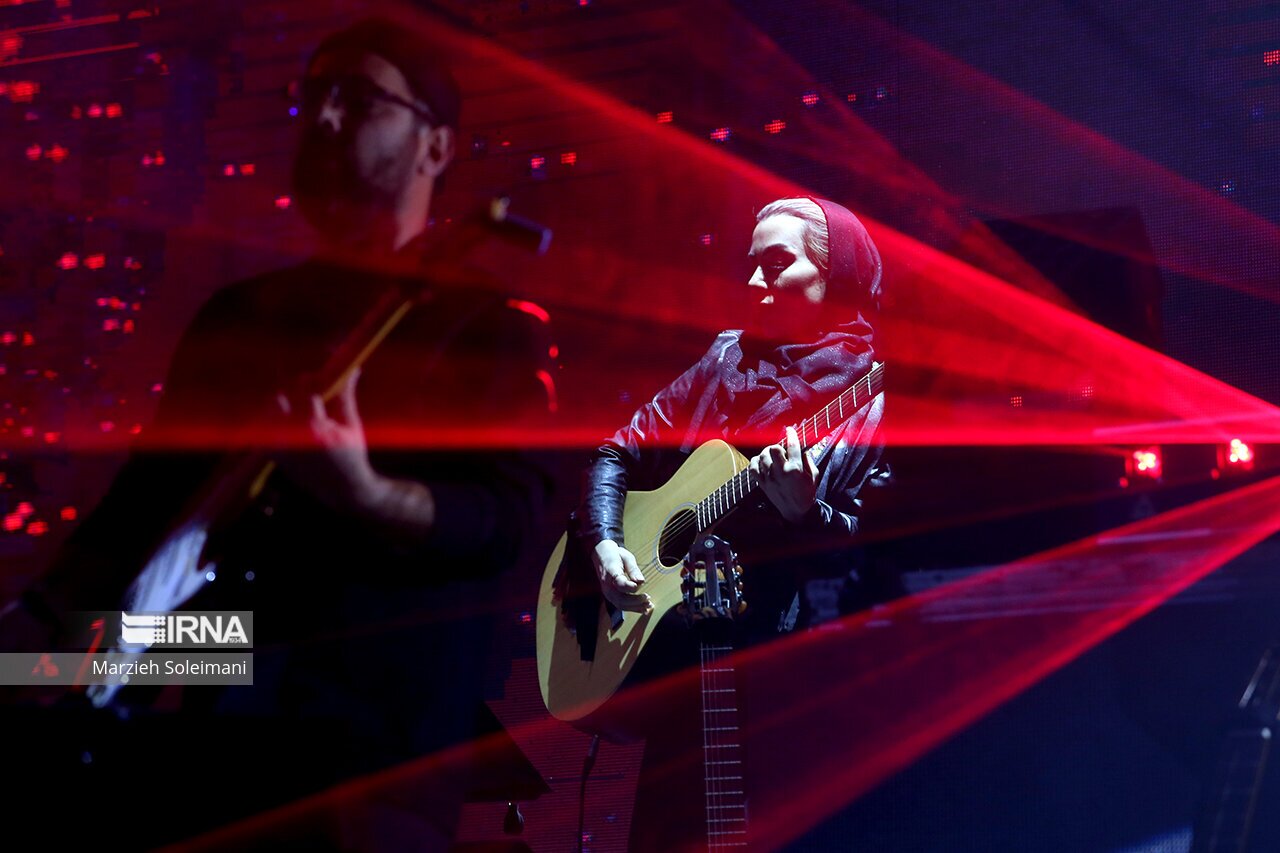 تصویر خبرگزاری ایرنا از کنسرت رضا صادقی در نمایشگاه بین المللی تهران