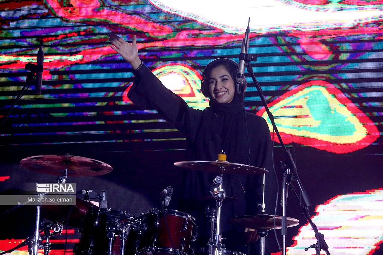 تصویر خبرگزاری ایرنا از کنسرت رضا صادقی در نمایشگاه بین المللی تهران