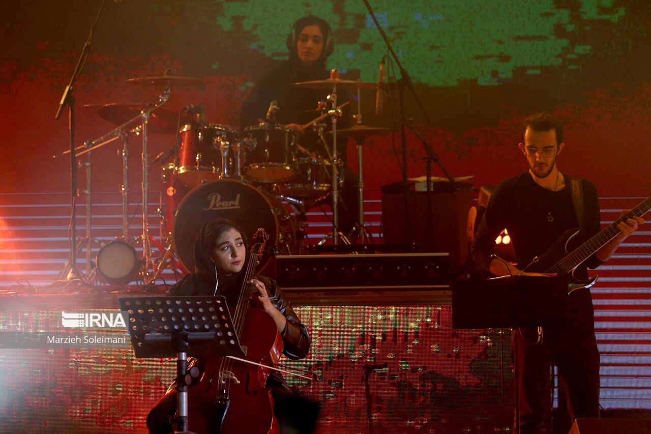 تصویر خبرگزاری ایرنا از کنسرت رضا صادقی در نمایشگاه بین المللی تهران