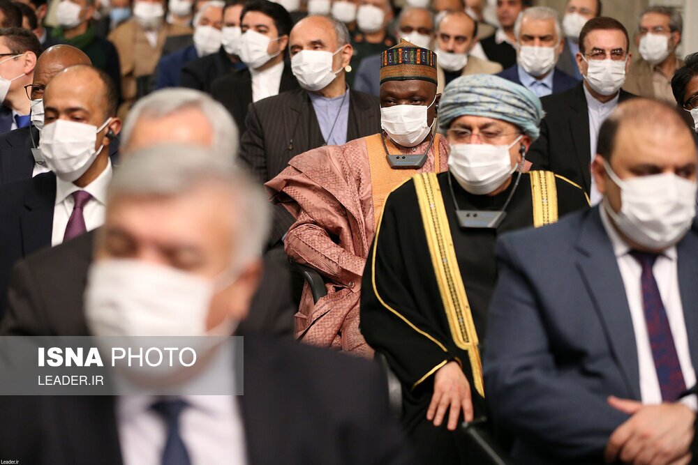 تصاویر: دیدار جمعی از مسوولان نظام و سفیران کشورهای اسلامی با مقام معظم رهبری