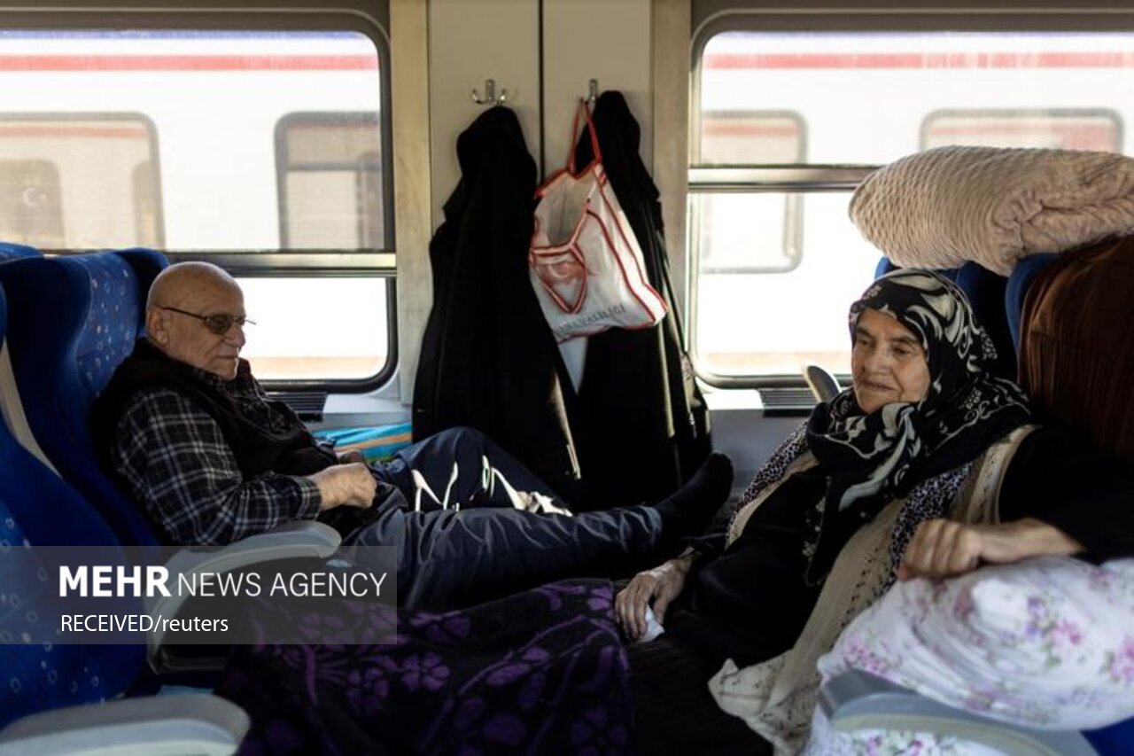 تصاویر: زندگی در قطار پس از زلزله