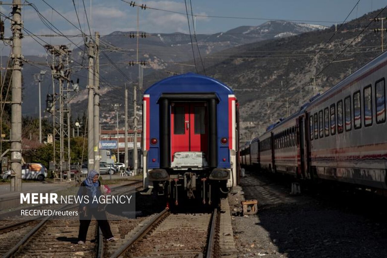 تصاویر: زندگی در قطار پس از زلزله