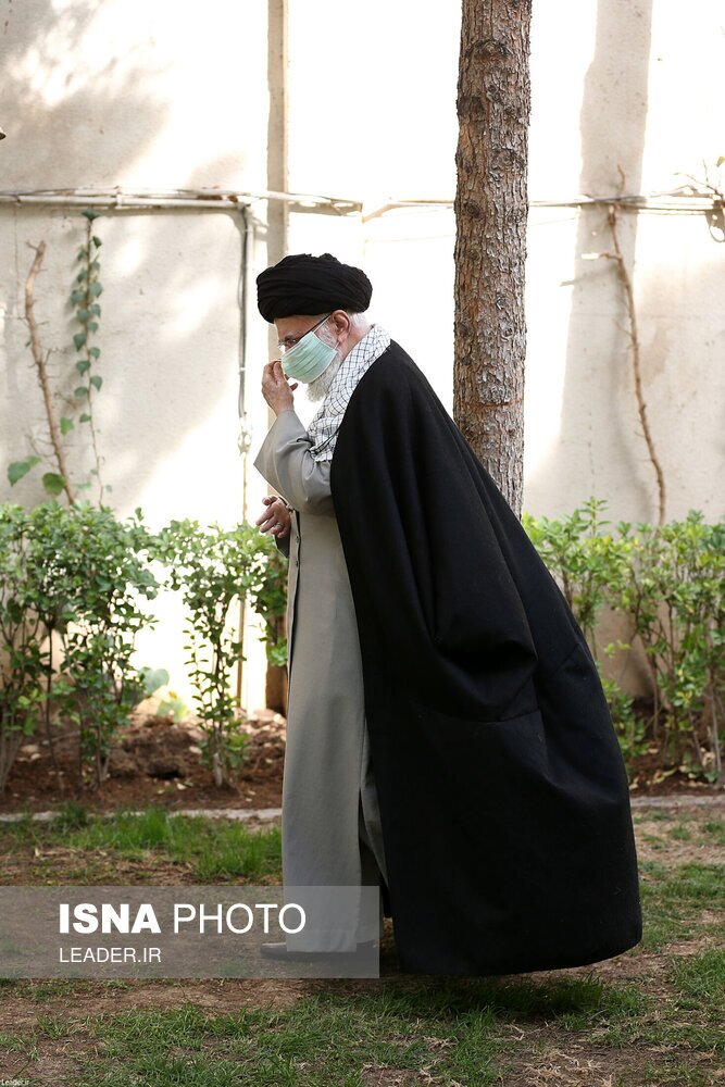 تصاویر: کاشت سه اصله نهال میوه توسط مقام معظم رهبری