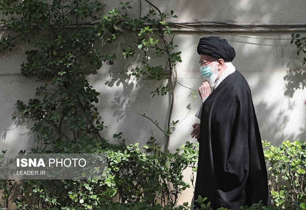 تصاویر: کاشت سه اصله نهال میوه توسط مقام معظم رهبری