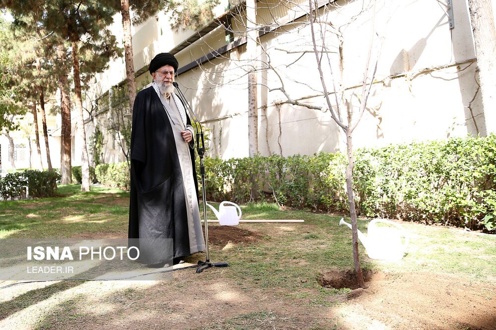 تصاویر: کاشت سه اصله نهال میوه توسط مقام معظم رهبری