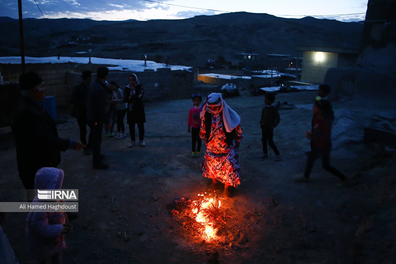 تصاویر: آیٔین سنتی چهارشنبه‌ سوری در روستای نواسر هوراند