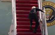 ویدیو / زمین‌خوردن «بایدن» هنگام سوارشدن به هواپیما هنگام خروج از لهستان