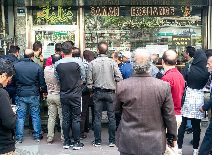 روزنامه جوان: عده‌ای در یکی از مراکز تجاری تهران، کسبه را به اعتصاب تشویق کردند / این جماعت با تصمیم بانک مرکزی مخالفند
