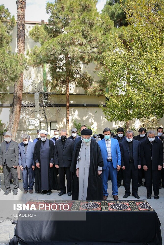 تصاویر: اقامه نماز رهبری بر پیکر همسر شهید آیت‌الله مطهری