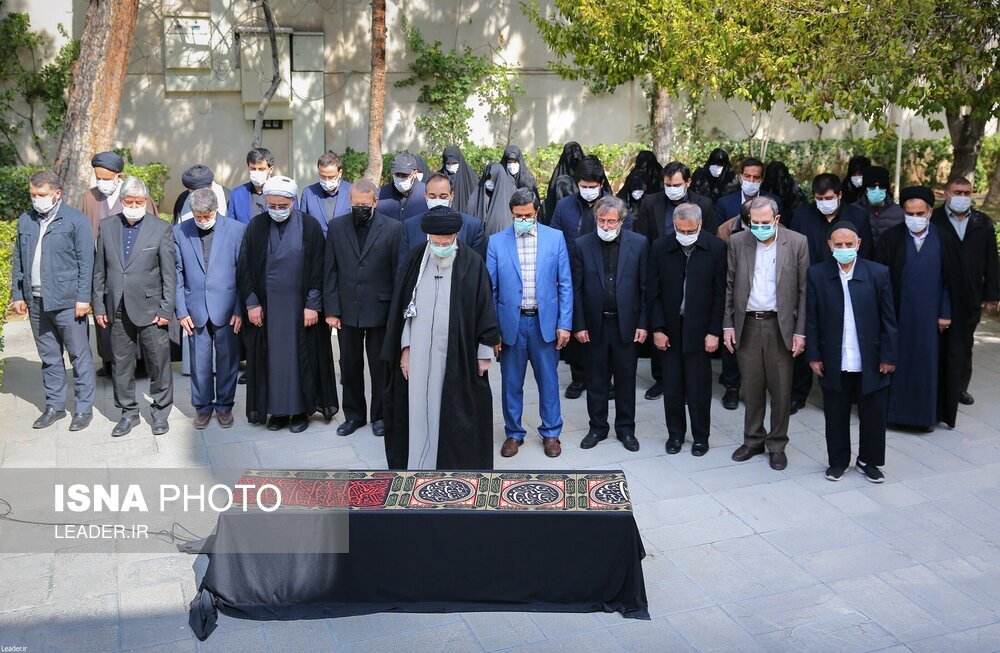 تصاویر: اقامه نماز رهبری بر پیکر همسر شهید آیت‌الله مطهری
